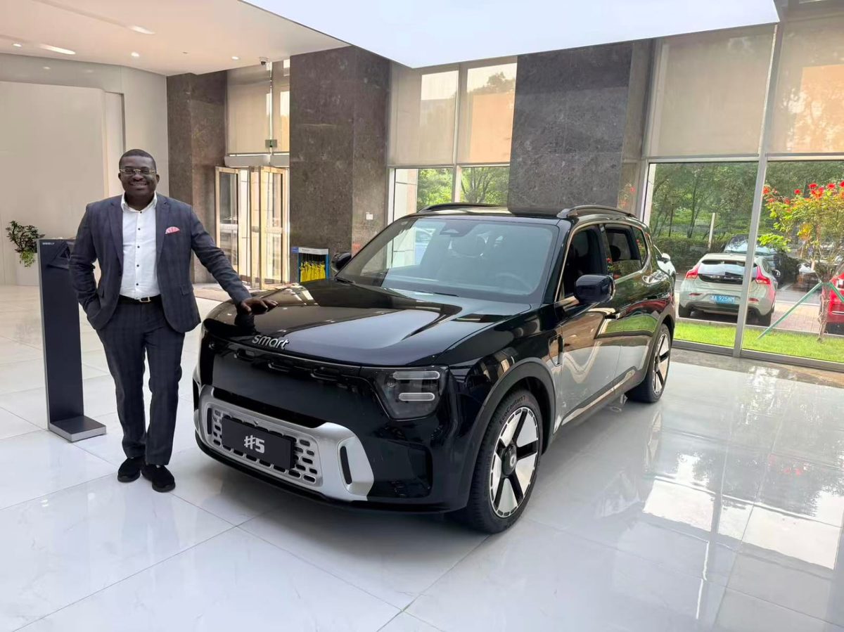GreenApple team member with a Geely electric SUV